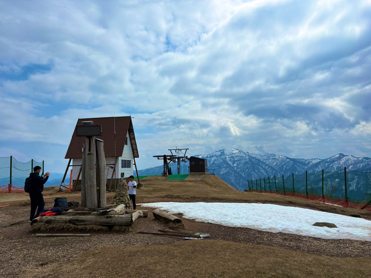 tab_ryo's tweet photo. 鉢伏山山頂まで来ました。登山道は雪道も多く険しいです。氷ノ山展望駅以降の但馬アルペンロードは雪で閉ざされていました。

#ハチ高原 #但馬 https://t.co/OCwJvAsy57