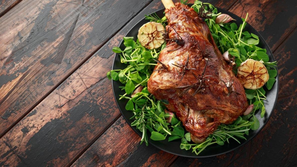 🍴 Que manger le Jeudi saint ?

➡️ Le Jeudi saint rappelle le dernier repas que le Christ prit avec ses disciples. Pour faire mémoire de la Cène, les chrétiens sont invités à partager un repas à base d'agneau, de pain sans levain, d'herbes amères et de vin. Explications et