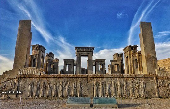 جواباً على رئيس جمهورية أمريكا الذي إدعى في خطابه :
"سوف نعيد ايران إلى العصر الحجري"

العصر الحجري؟ حين كان أجدادكم لا يزالون في الكهوف يبحثون عن النار، كنا نحن نُسطّر حقوق الإنسان على أسطوانة كوروش.
لقد عبرنا عواصف الإسكندر، و غزوات المغول، و وحشية صدام، و بقينا؛ 
لأن إيران