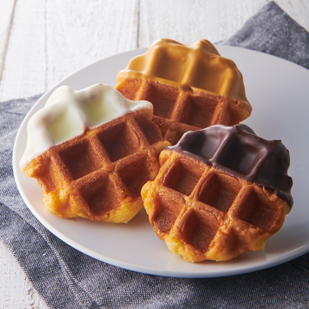 ほろほろ崩れるような食感のビスキュイワッフル。
スイート、ホワイト、キャラメルのチョコで一部をコーティングしました。
おやつに、贈り物に、人気の一品です😊
byりこ
#シャトレーゼ