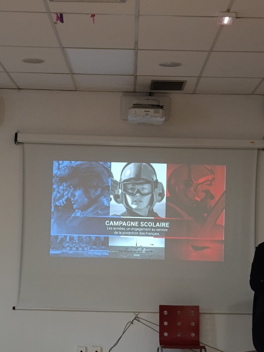 LyceeParc's tweet photo. Présentation des diplômes et des métiers liés à l'armée par le CIRFA pour les classes de terminales du LP Parc Saint Jean @AcademieNice https://t.co/KkkGaLkCqk