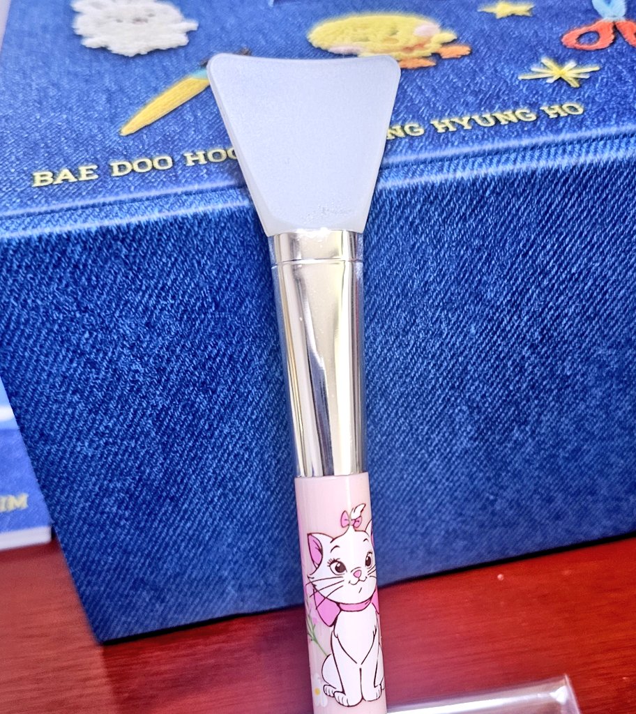 저렇게 위로 붙여서 했는데 안빠진다? 그럼 뒷면이 붙은거니까.. 실리콘 같이 미끌거리지 않는 소재로 된 스파츌라 같이 얇은거를 뒤쪽으로 넣어서 흔들흔들하면서 아래쪽도 떨어뜨려서 쑥 빼주는것도 잘빠져요... 전 이런거 사용했어요