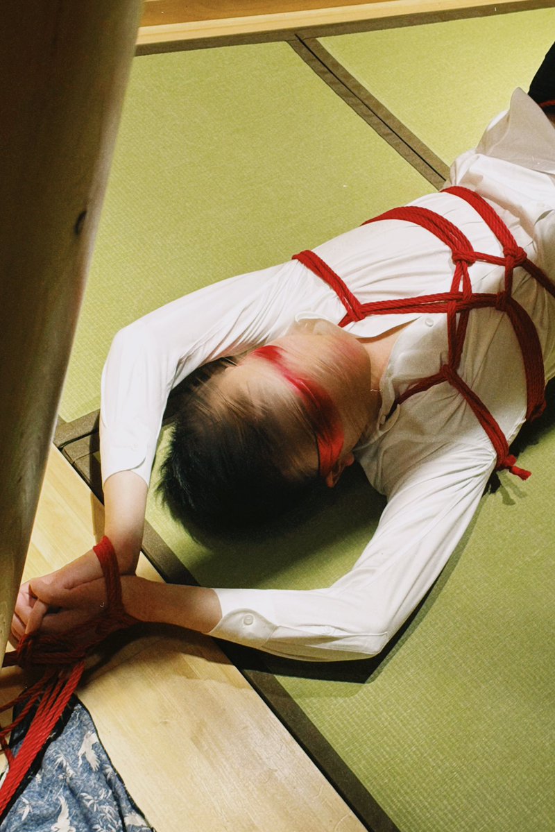 少有的绑白衬衫