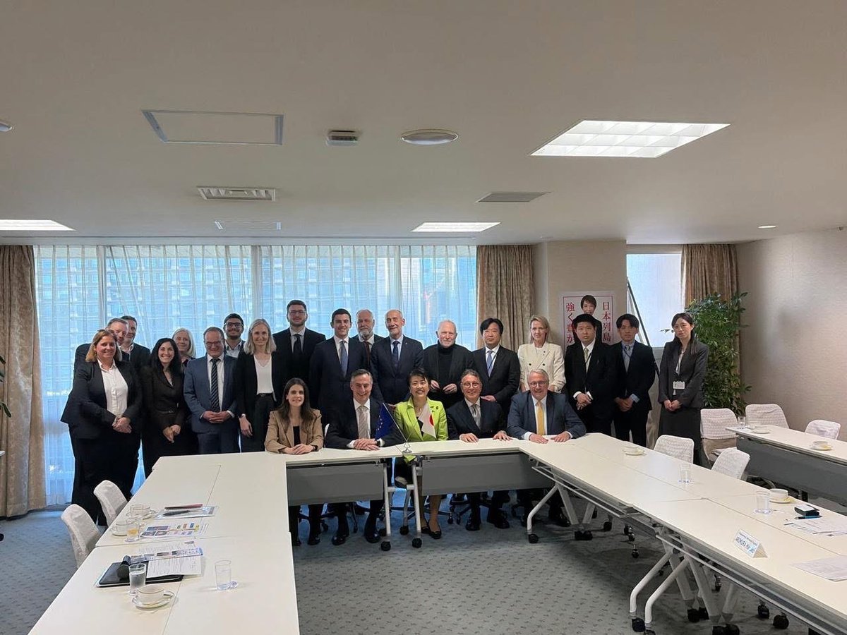 Yannis_Maniatis's tweet photo. 📍 Μας υποδέχθηκε το βροχερό Τόκιο 🇯🇵, των 14 εκατ κατοίκων, που δοκιμάζεται, όπως και ολόκληρη η Ιαπωνία των 125 εκατ κατοίκων, από την ενεργειακή κρίση, αφού το 90% του αργού πετρελαίου που χρησιμοποιεί, περνά από τα Στενά του Ορμούζ και ήδη απελευθέρωσε στρατηγικά αποθέματα 26 ημερών. 
⬩ Ο 4ος μεγαλύτερος παγκόσμιος καταναλωτής πετρελαίου, με 80% ενεργειακή εξάρτηση, ⬩ ο μεγαλύτερος εισαγωγέας LNG και ⬩ ο 5ος μεγαλύτερος ρυπαντής σε αέριους ρύπους.

🔹 Ξεκίνημα με μια πολύ ενδιαφέρουσα ενημέρωση απο την πρέσβη της Ελλάδας κα Ολγα Κλιαμάκη (την οποία κι ευχαριστώ θερμά) για τις δυνατότητες στενότερης ελληνοιαπωνικής συνεργασίας 
και στη συνέχεια από τον πρέσβη της ΕΕ Jean-Eric Paquet για όλα τα μεγάλα πολιτικά ζητήματα της χώρας, με ιδιαίτερη αναφορά στις σχέσεις με Κίνα, Ρωσία, Βόρεια Κορέα. 
🔹 Στο στρογγυλό τραπέζι με τους προέδρους των 4 μεγαλύτερων δεξαμενών πολιτικής σκέψης, συζητήσαμε όλες τις πλευρές του ιαπωνικού τρόπου πολιτικής σκέψης.
🔹 Στο ιαπωνικό Κοινοβούλιο (Diet), είχαμε την ευκαιρία να μπούμε στα βαθιά νερά της ανταλλαγής απόψεων γεωπολιτικής με τον Γενικό Γραμματέα του Ιαπωνικού Κόμματος Καινοτομίας και με τα μέλη της Μόνιμης Επιτροπής Εξωτερικών Υποθέσεων.
🔹 Κλείσαμε το επίσημο πρόγραμμα της ημέρας με τρεις συσκέψεις με την πρόεδρο του κυβερνώντος κόμματος Liberal Democratic Party (LDP), καθώς και τους προέδρους των επιτροπών Ερευνών Αμυνας και Διεθνών Σχέσεων.