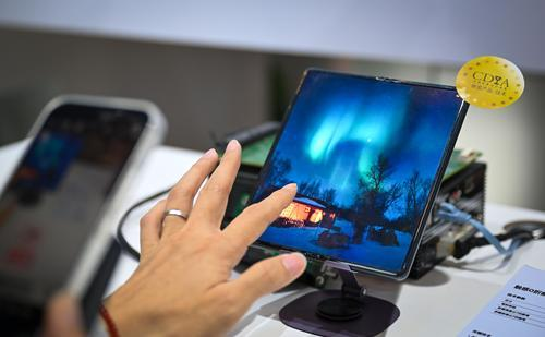 CQ_Liangjiang's tweet image. 🖥️ The 2026 International Conference on #Display Technology is underway in #LiangjiangNewArea, bringing together 2,000+ industry leaders and experts worldwide, along with disruptive technologies such as BOE triple-fold OLED, naked-eye 3D, MicroLED, and more.  🌐💡

📷 Visual CQ