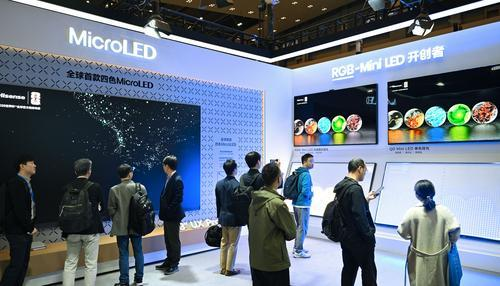 CQ_Liangjiang's tweet image. 🖥️ The 2026 International Conference on #Display Technology is underway in #LiangjiangNewArea, bringing together 2,000+ industry leaders and experts worldwide, along with disruptive technologies such as BOE triple-fold OLED, naked-eye 3D, MicroLED, and more.  🌐💡

📷 Visual CQ