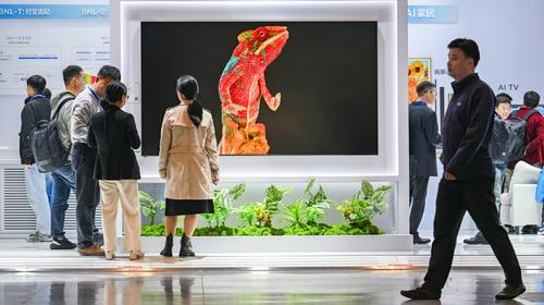 CQ_Liangjiang's tweet image. 🖥️ The 2026 International Conference on #Display Technology is underway in #LiangjiangNewArea, bringing together 2,000+ industry leaders and experts worldwide, along with disruptive technologies such as BOE triple-fold OLED, naked-eye 3D, MicroLED, and more.  🌐💡

📷 Visual CQ