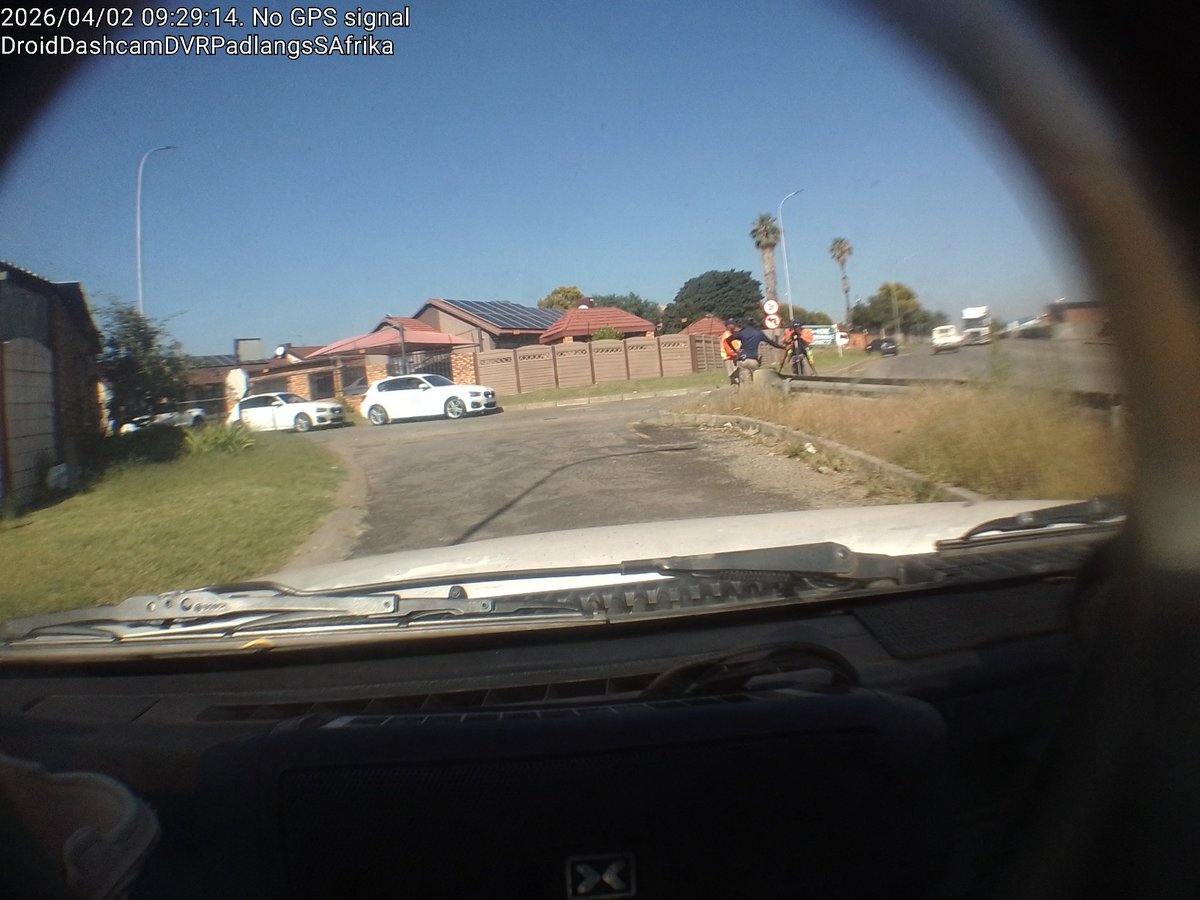 TravelCamLog's tweet photo. #Padlangs Suurstof Diewe - Salaris Verhogings vir die ANC en EFF raadslede in wording #padblokkades
Sarel Hattingh en Dekama strate, Wadeville, Germiston https://t.co/9PDUSiJwGs