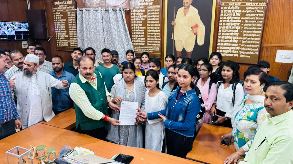 Anandkatheriya3's tweet photo. ABVP बरेली द्वारा बरेली कॉलेज के चीफ प्रॉक्टर द्वारा सोशल मीडिया पर एक साध्वी के प्रति अपमानजनक टिप्पणी करने पर प्राचार्य का घेराव किया। परिणामस्वरूप चीफ प्रॉक्टर को उनके पद से हटा दिया गया है। लेकिन आलोक खरे पर अभी तक कोई कानूनी कार्रवाई नहीं हुई है.
@bareillypolice @CMOfficeUP https://t.co/u17yNpx7NQ