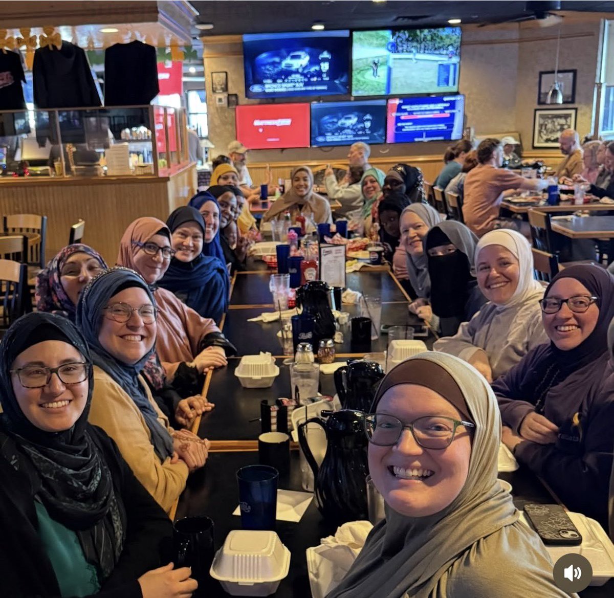 Hamedalalinew's tweet photo. أخوات أمريكيات اعتنقن الإسلام chloe , sarah , jessica , michelle الخ اجتمعن للترحيب ببعض المعتنقات الجديدات ، الملتحقات بقافلة الهدى والنور والفضيلة https://t.co/UjdIdyByWU