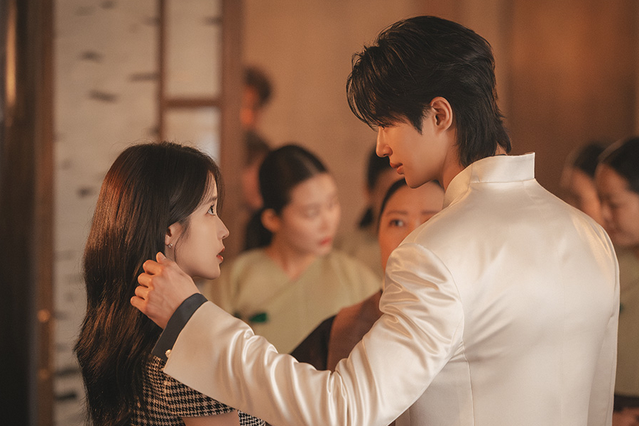 soompi's tweet photo. #IU And #ByeonWooSeok Highlight Their Strong Chemistry And Characters’ Bond In “#PerfectCrown”
https://t.co/n0xSTh8ZH9 https://t.co/eYSXFGjarE