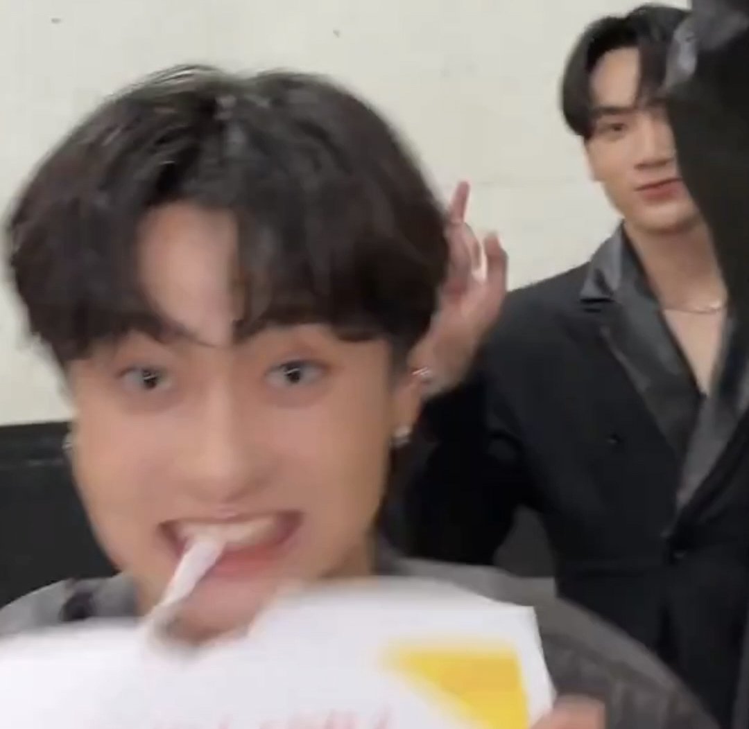 เฮียหมู tweet media