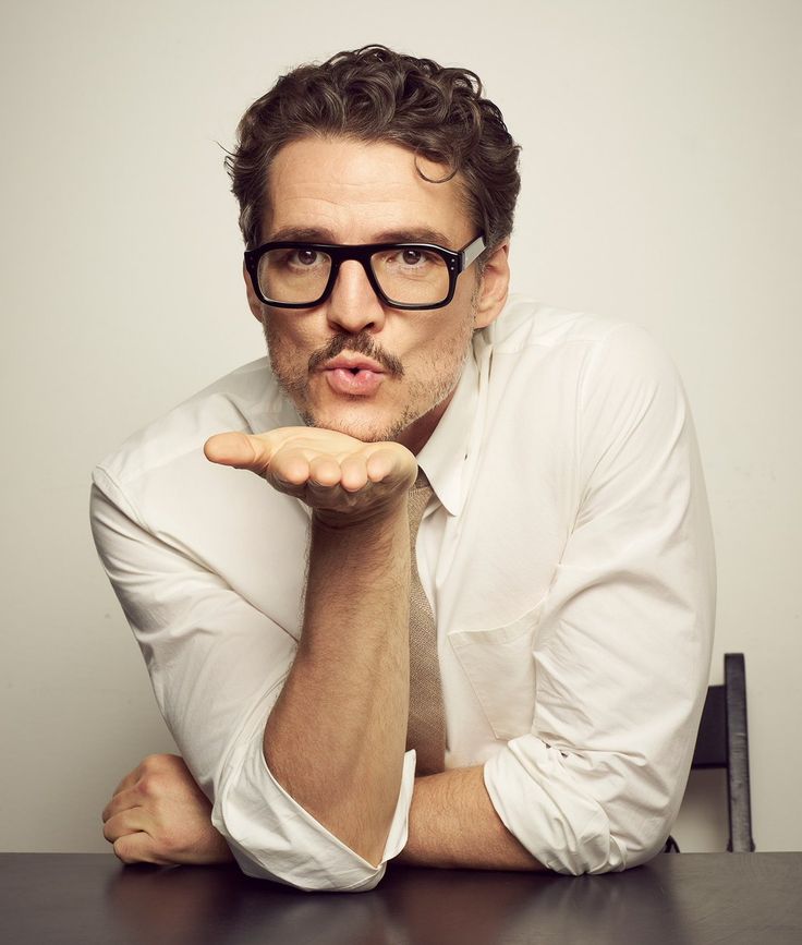 perezt70's tweet photo. Hoy cumple 51 años Pedro Pascal. https://t.co/OzHzQJTpcy