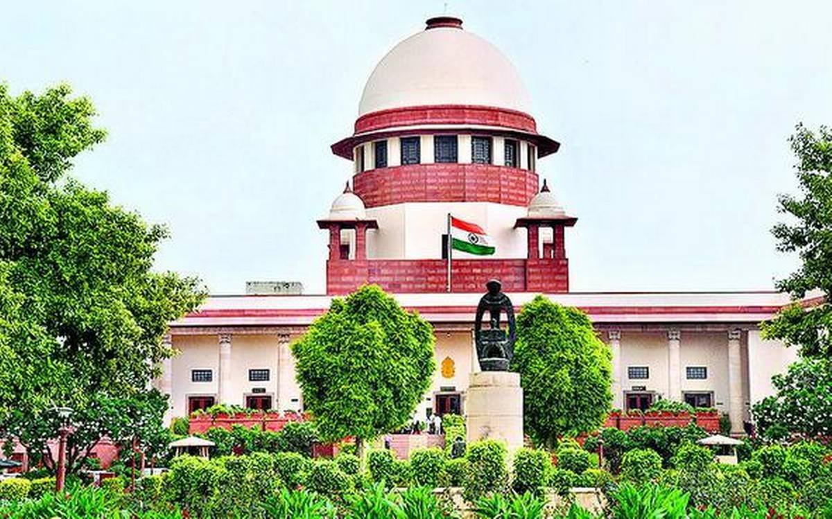 airnewsalerts's tweet image. #SupremeCourt refuses bail to former #Jharkhand Rural Development Minister Alamgir Alam and his aide Sanjeev in a money laundering case. 

A bench of Justices M. M. Sundresh and N. Koteshwar Singh directs that statements of key witnesses be recorded within four weeks and says the
