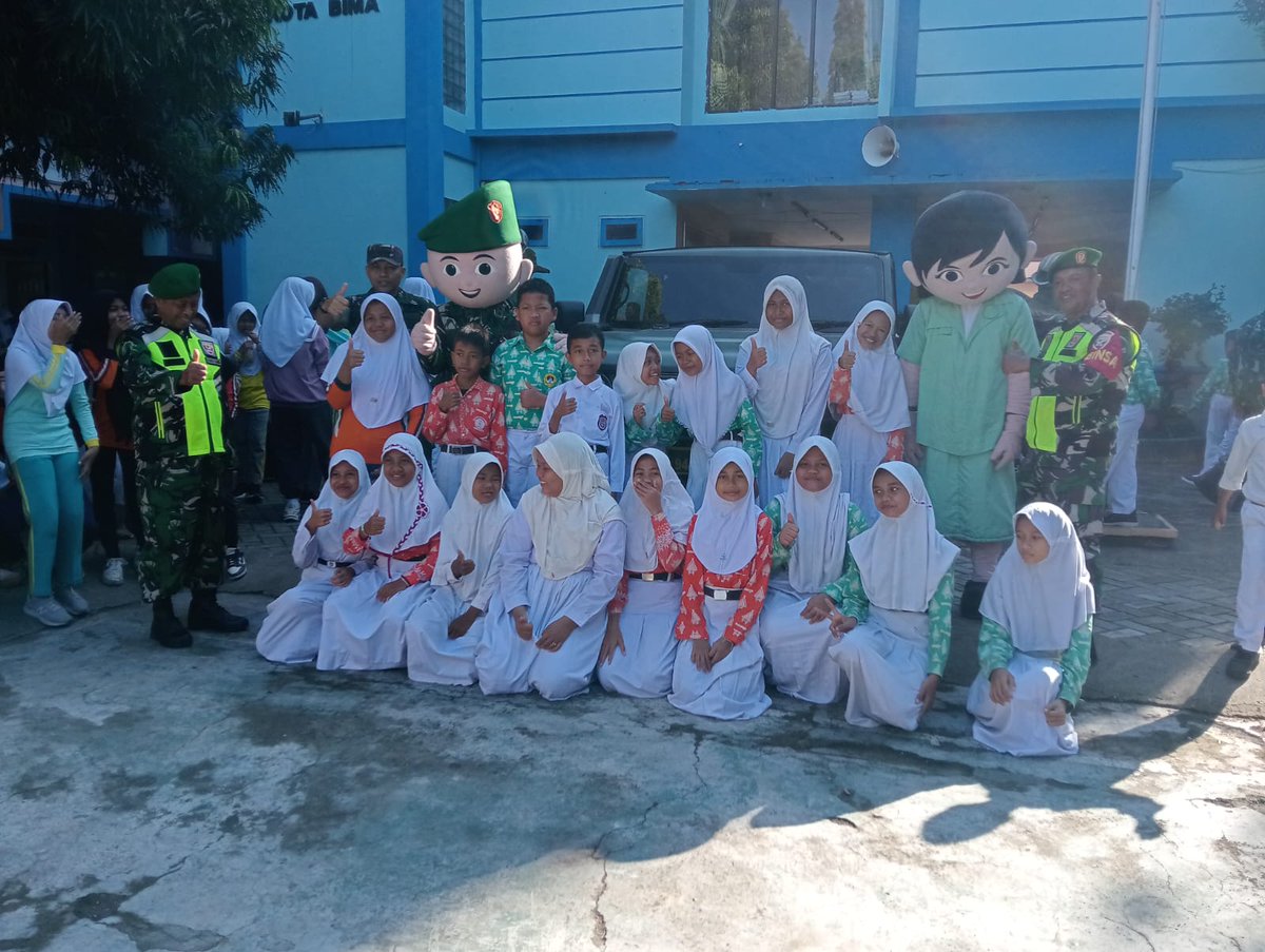 Kodam9Udayana's tweet photo. Safari Mobil Maung Masuk Sekolah, Kodim 1608/Bima Edukasi Siswa Jadi Pelopor Kebersihan
#Kodim1608Bima #MobilMaung #EdukasiKebersihan #BimaBISA #TNIAD https://t.co/zpUzzfAiCe