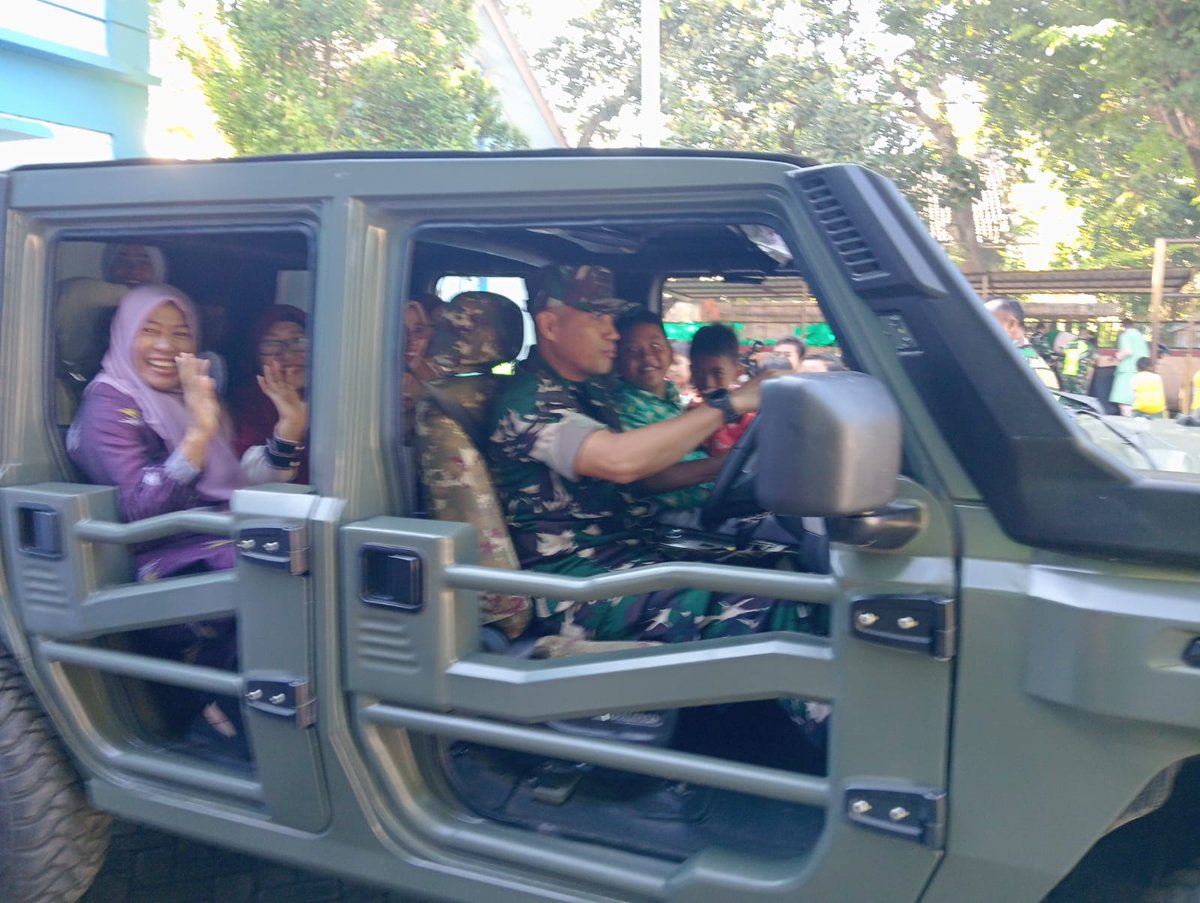 Kodam9Udayana's tweet photo. Safari Mobil Maung Masuk Sekolah, Kodim 1608/Bima Edukasi Siswa Jadi Pelopor Kebersihan
#Kodim1608Bima #MobilMaung #EdukasiKebersihan #BimaBISA #TNIAD https://t.co/zpUzzfAiCe