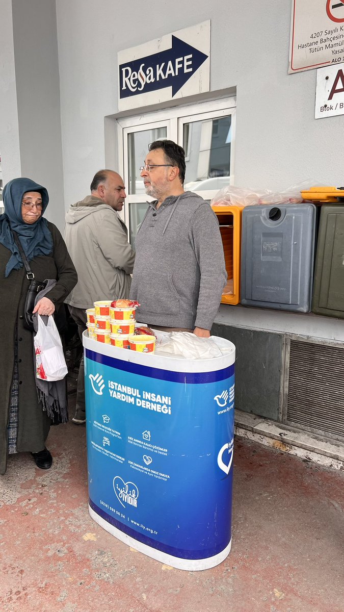 YSSelvi's tweet photo. Bugün hastanede güzel bir yardım/ikram çalışmasına denk geldim.
Düşünce çok basit: hastaneye sabah saatlerinde gelen hasta ve hasta yakınlarına sıcak çorba, ekmek ikramı. 

Genelde şehir meydanlarında, üniversitelerde ve kütüphanelerde gördüğümüz bu çalışmayı hastanelerde daha önce karşılaşmamıştım. 

Nasibimize düşen ikramı biz de aldık. 
Düşünenden, uygulayandan, emek verenlerden Allah razı olsun. Tebrikler @iiydorg 👏🏻

Derneğin logosu milli piyangoyu anımsatıyor o da manidar :))