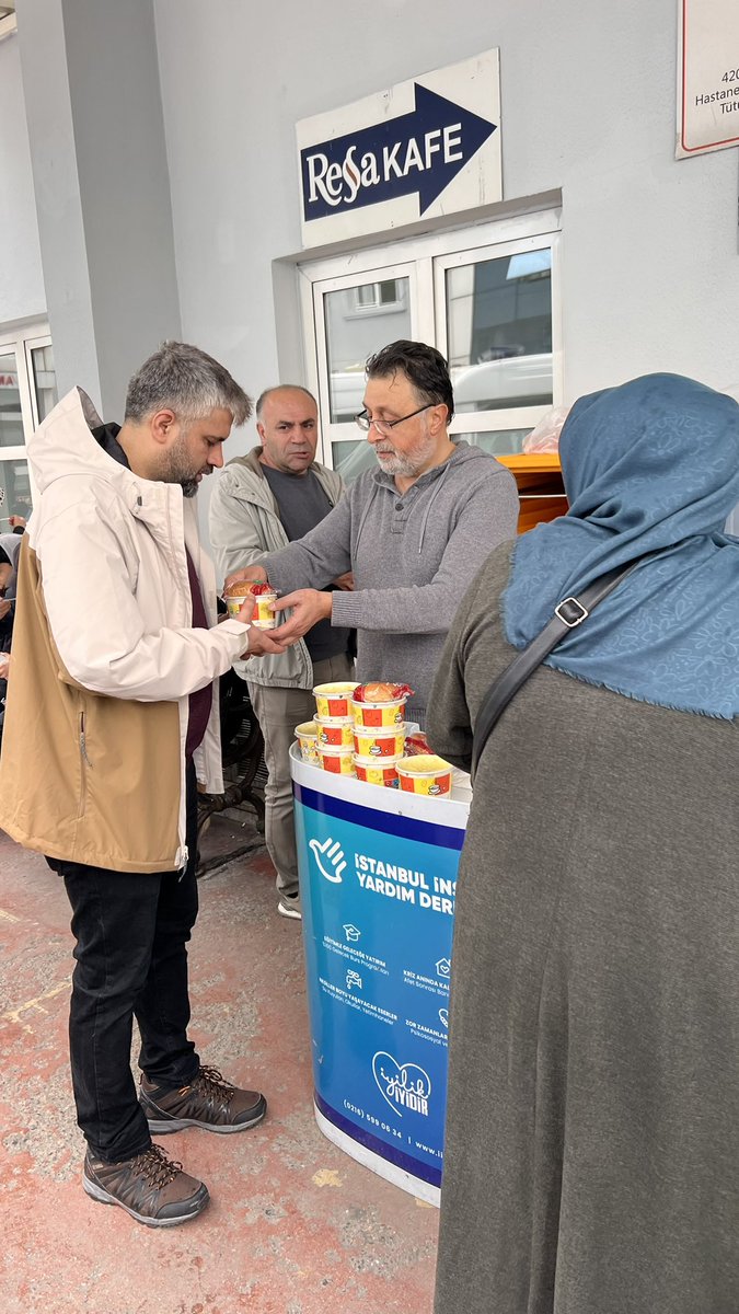 YSSelvi's tweet photo. Bugün hastanede güzel bir yardım/ikram çalışmasına denk geldim.
Düşünce çok basit: hastaneye sabah saatlerinde gelen hasta ve hasta yakınlarına sıcak çorba, ekmek ikramı. 

Genelde şehir meydanlarında, üniversitelerde ve kütüphanelerde gördüğümüz bu çalışmayı hastanelerde daha önce karşılaşmamıştım. 

Nasibimize düşen ikramı biz de aldık. 
Düşünenden, uygulayandan, emek verenlerden Allah razı olsun. Tebrikler @iiydorg 👏🏻

Derneğin logosu milli piyangoyu anımsatıyor o da manidar :))
