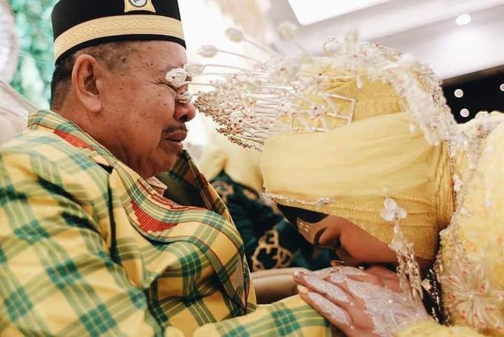 DravenweX's tweet photo. bapaknya terharu lihat anaknya udah nikah 😭 https://t.co/wWdNNpbZVD