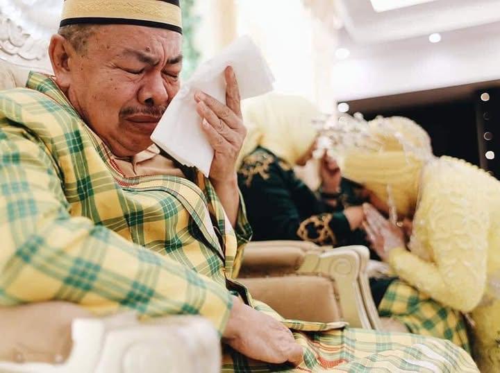 DravenweX's tweet photo. bapaknya terharu lihat anaknya udah nikah 😭 https://t.co/wWdNNpbZVD