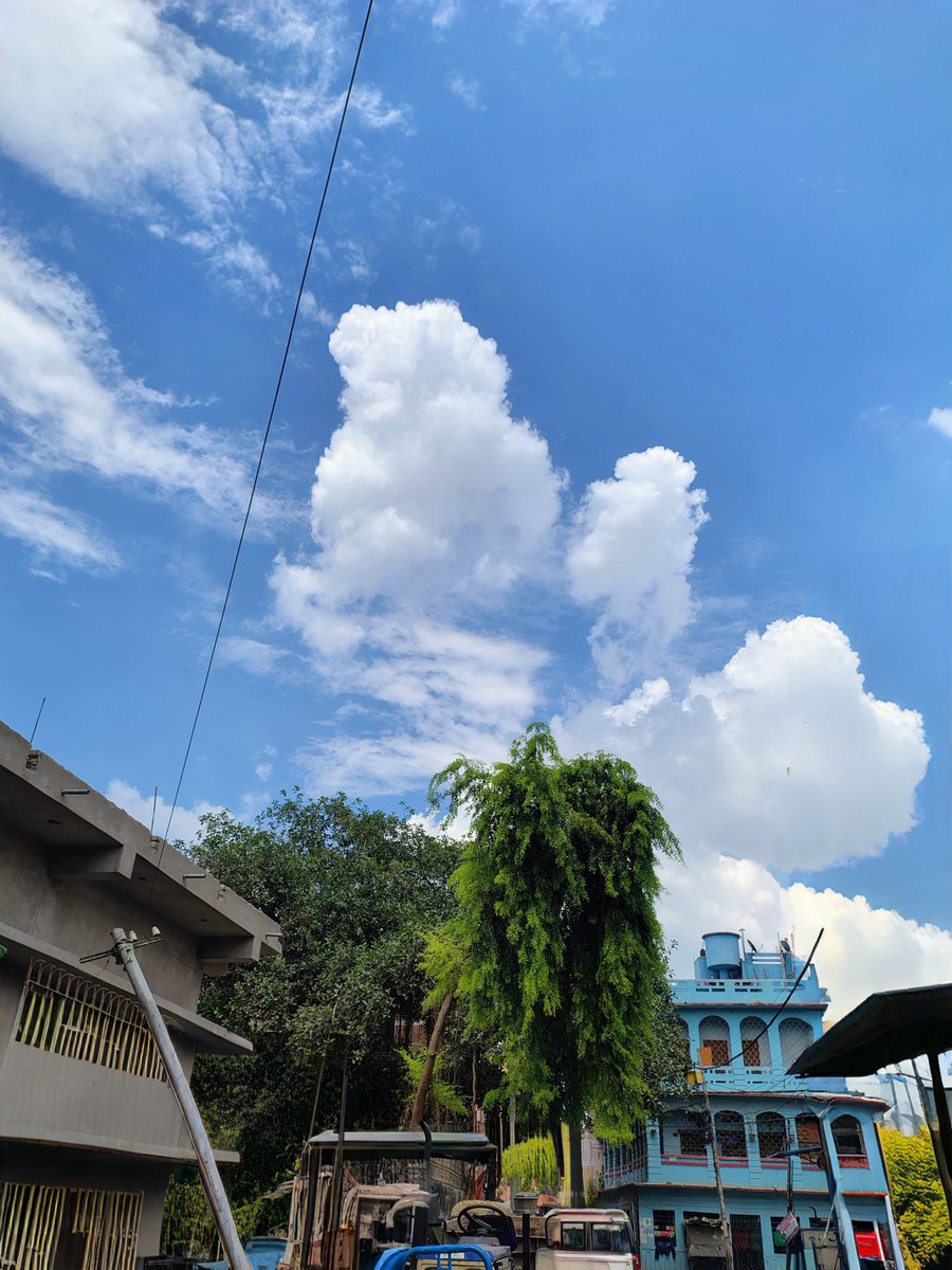 IONBZS's tweet photo. ☁️ Kabhi kabhi bas upar dekh ke saans lena hi kaafi hota hai. So refreshing! ✨ #SameSide https://t.co/Pqh8ZGEMY2