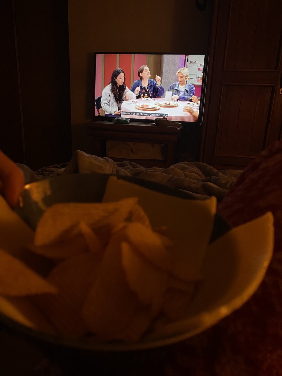 Anne_Victorie's tweet photo. yo comiendo mi girl dinner mientras veo el video de @smosh @smoshbase_ sobre girl dinners uwu https://t.co/ULO7oNxzwK