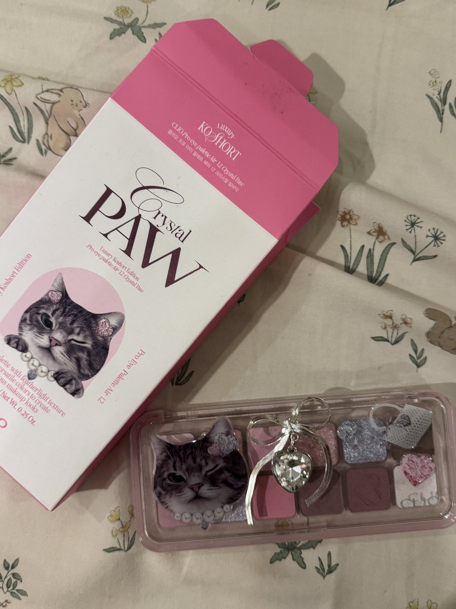 akaasheesh's tweet photo. wts / want to sell
clio pro eye palette air or clio eyeshadow 
shade 12 crystal paw

⭐️200k 
(-) box aga penyok dikit
(-) beberapa eyeshadow lem nya udah ga kuat (tapi masih bisa nempel) 

dm for more yaa https://t.co/Wd9VTZc4p6