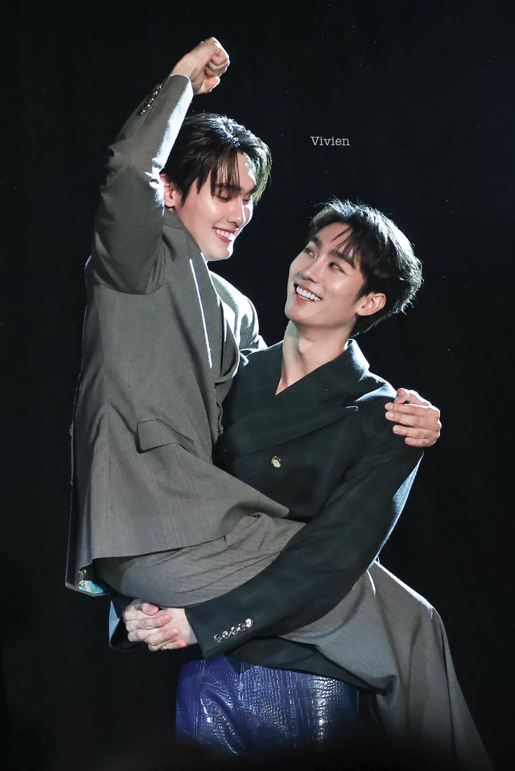 fxyrein's tweet image. Force seems to have run out of ways to carry Book 😭😭😭
He’s tried every carrying style imaginable, so what’s left? I’m so curious about tomorrow’s fancon! ☝️😋

The options:
A. Fireman's Lift
B. Koala Style
C. Bridal Style
D. Piggyback
??

#forcebook #ฟอสบุ๊ค