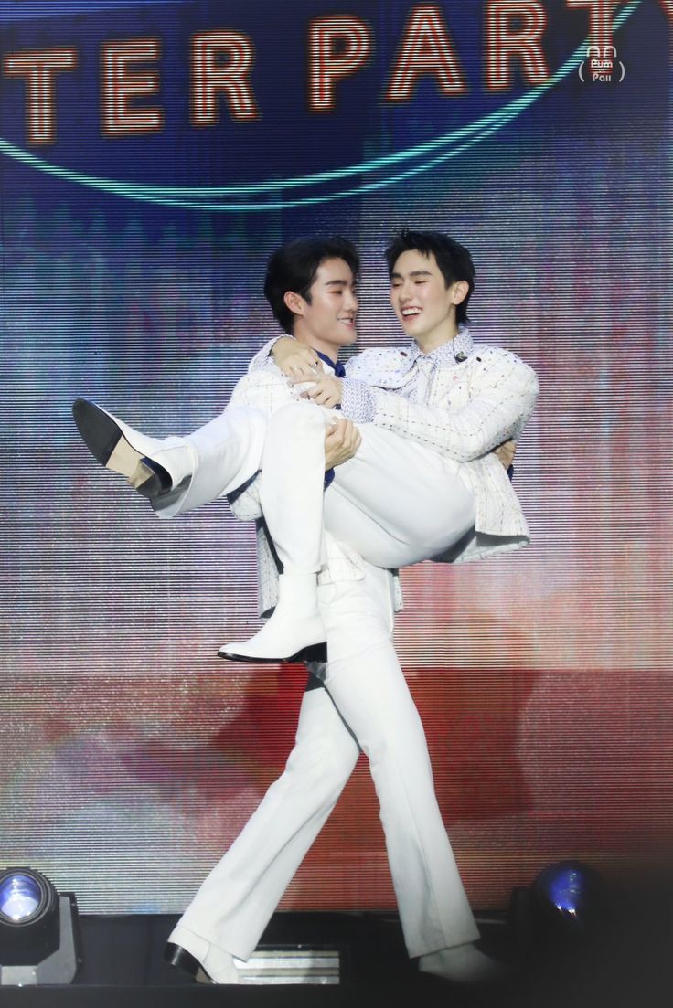 fxyrein's tweet image. Force seems to have run out of ways to carry Book 😭😭😭
He’s tried every carrying style imaginable, so what’s left? I’m so curious about tomorrow’s fancon! ☝️😋

The options:
A. Fireman's Lift
B. Koala Style
C. Bridal Style
D. Piggyback
??

#forcebook #ฟอสบุ๊ค