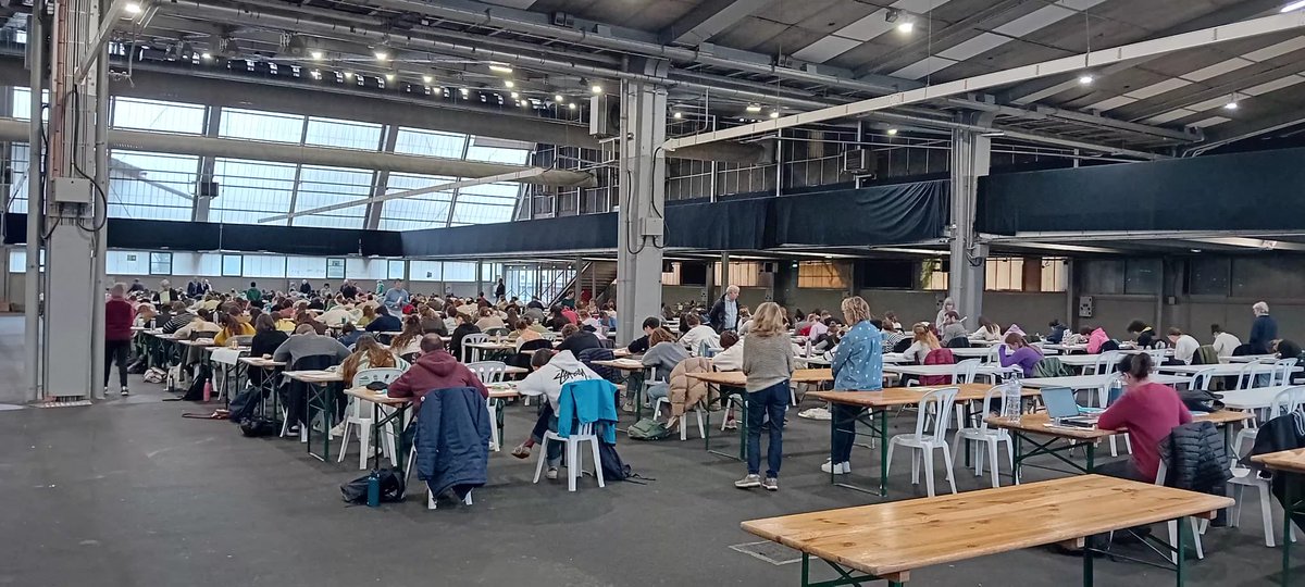 dsden64's tweet photo. Concours de recrutement des professeurs des écoles dans les Pyrénées Atlantiques :
Le DASEN 64 adresse tous ses vœux de réussite aux 900 candidats qui composent cette semaine au Parc des expositions de Pau. 
@AcBordeaux @Prefet64 @dsden64 @universite_uppa 
#concours https://t.co/hR1KG0QoIE