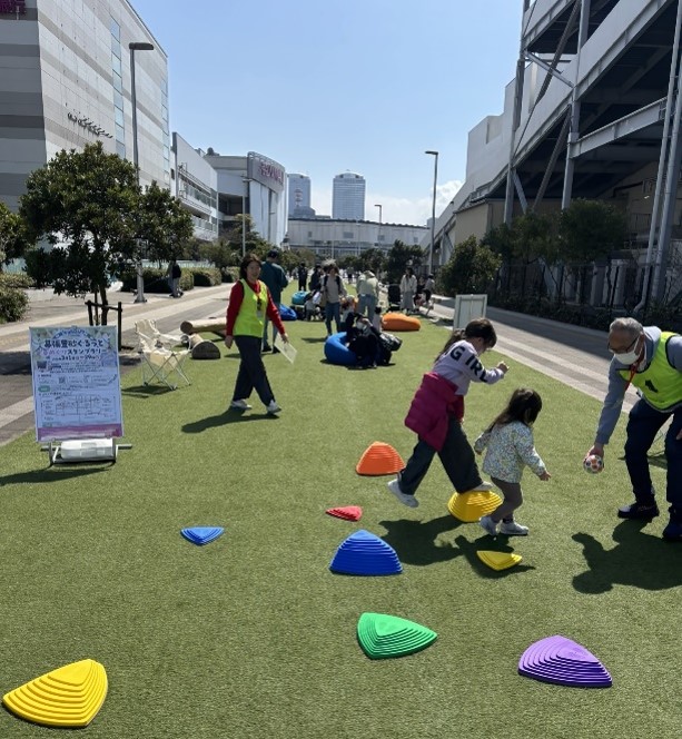 makukurinet's tweet photo. 🌈社会実験の様子🌈

#幕張豊砂 ウォーカブルの取組みとして、
歩道を居心地よく過ごせる場所にする社会実験を実施しました🌱✨

多くの方がクッションで休んだり、遊具で遊んだり
普段とは違う過ごし方を体感いただきました😊

#WalkableTOYOSUNA実行委員会 #千葉市 #幕張新都心 #walkable #マククリ https://t.co/ijJDQ0pEIe