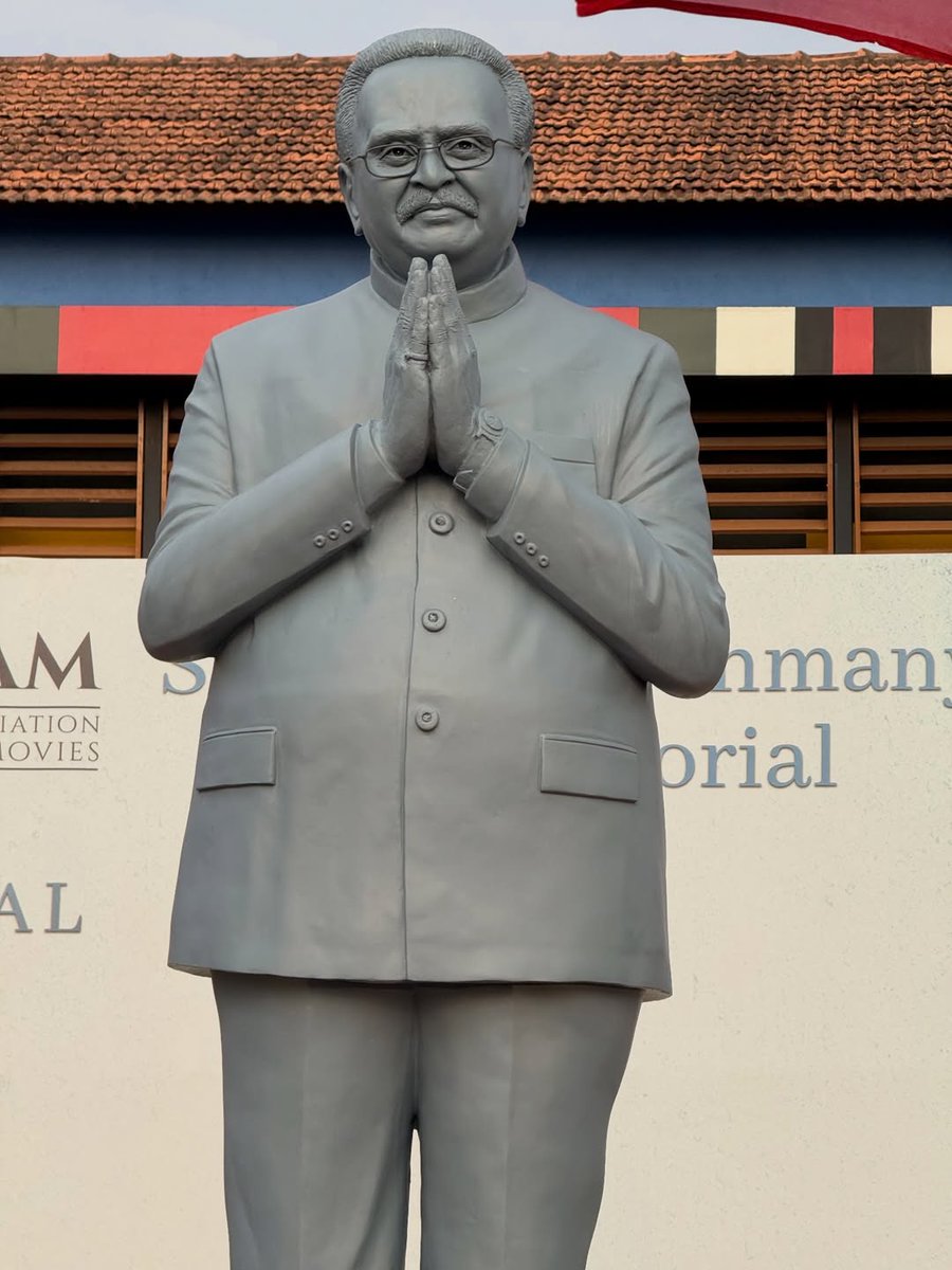 ChennaiTimesTOI's tweet photo. The legendary #SPBalasubrahmanyam honoured with a statue in Kerala. Thanking the #SANAM, Singers Association Malayalam Movies, the late singer's son #SPBCharan said, "Some voices never fade… they become eternal." https://t.co/mmWpZsrfok
