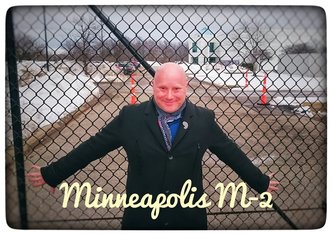 calhounsquare's tweet photo. Dans deux mois nous partons pour Minneapolis 😉, où je pourrais à nouveau m'accrocher aux grilles de #PaisleyPark (photo de mon voyage en 2018). Hâte d'y être et de partager tout cela. #Prince #Celebration2026 #CalhounSquare 
PS : il devrait y avoir moins de neige. https://t.co/M6n1VzYOjU
