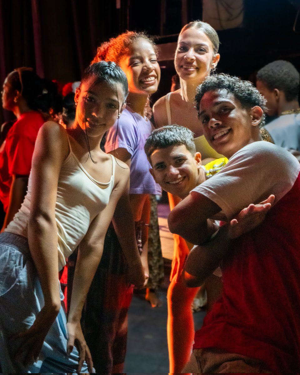 AcostaDanza's tweet photo. 🤗 Nuestros estudiantes, ayer, todos listos para bailar "De punta a cabo", en la Sala Avellaneda del Teatro Nacional. 

👉 Fue en la "Gala de Academia Participantes", espectáculo que forma parte del XXXI Encuentro Internacional de Academias para la Enseñanza del Ballet 🩰. https://t.co/DKSORRzNN7