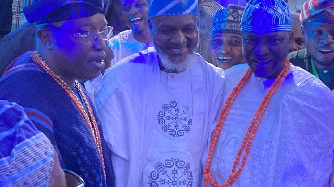 KayodeMudashir's tweet photo. The 8th Day Fidau Prayer held in honour of my late mother, Alhaja Musiliat Mudashiru, witnessed a remarkable gathering of eminent personalities, traditional rulers, political leaders, and community stakeholders in Iwo.

Among the dignitaries present was the Oluwo of Iwoland, https://t.co/n90Oogqk3l