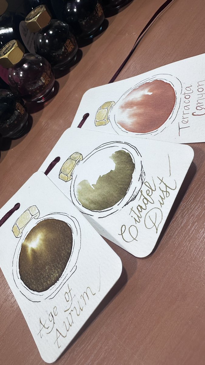 PiensaBonito's tweet photo. Ideales para estos días otoñales, te cuento que la del medio; la Citadel Dust es sumamente interesante. Tiene el brillo justo y en tonos rosados. Con el código JA-RL ahorrás 15% en la compra de productos @FWPStationery 
#ferriswheelpress #inklover https://t.co/4Kchag1INf