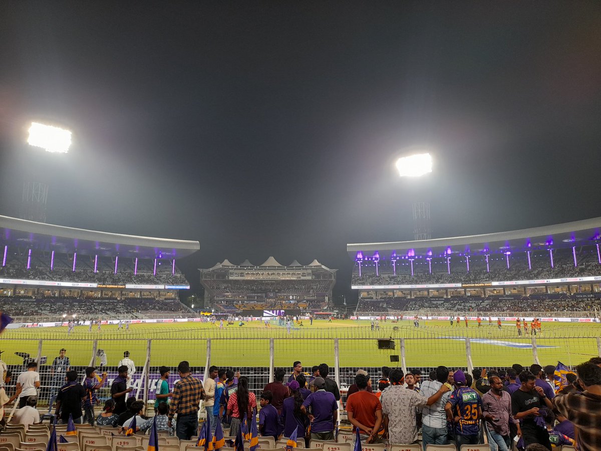 SRKKrishnagarFC's tweet photo. Ajke stadium e ekta-i kotha —
Korbo, Lorbo, Jeetbo! 💜🔥
#KKR #AmiKKR 
@iamsrk @KKRiders @SRKCHENNAIFC https://t.co/VOcCqkGJtd