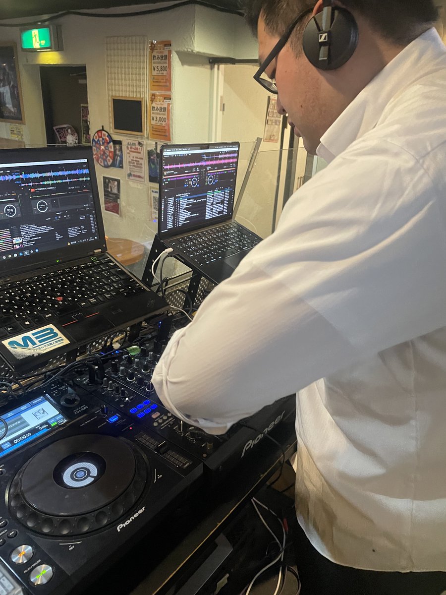 仕事に疲れた人DJやってる