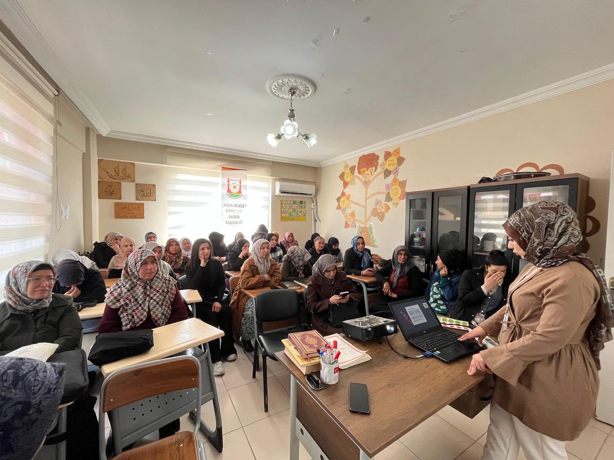 urfakadinaile's tweet photo. Daire Başkanlığımız ile Sağlık Müdürlüğü iş birliğiyle kursiyerlerimize, erken ve zorla evliliklerin zararları, anne sütü ve emzirmenin önemi, HPV, smear testi ve rahim ağzı kanseri farkındalığı konularında bilgilendirme yapıldı.

@glsrbayraktar @MithatCanKutluc @sanliurfabld https://t.co/dgGI44soyF