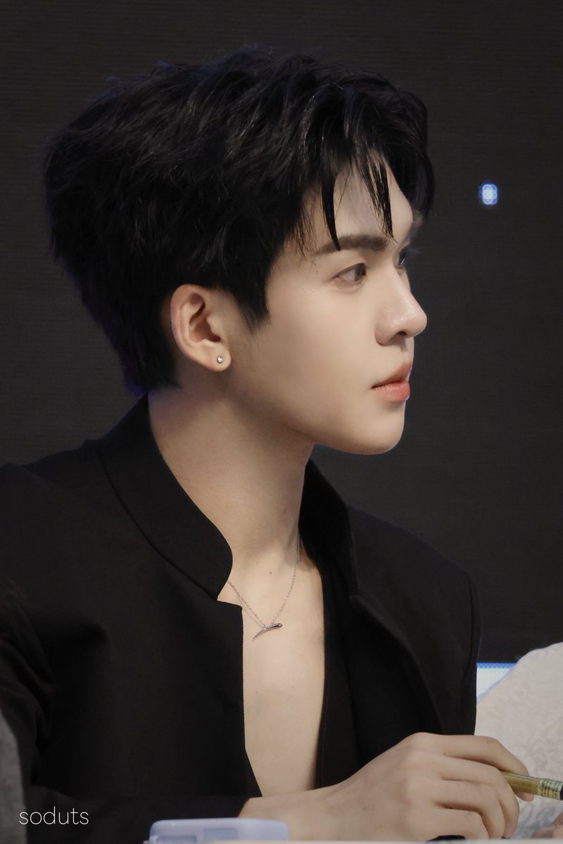 world lights up when you shine✨

AUAU 900K ON INSTAGRAM
#900KStayWithAUAU