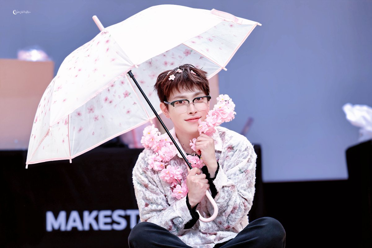 𝑳𝒊𝒈𝒉𝒕 𝒕𝒉𝒆 𝑳𝒊𝒈𝒉𝒕 tweet media