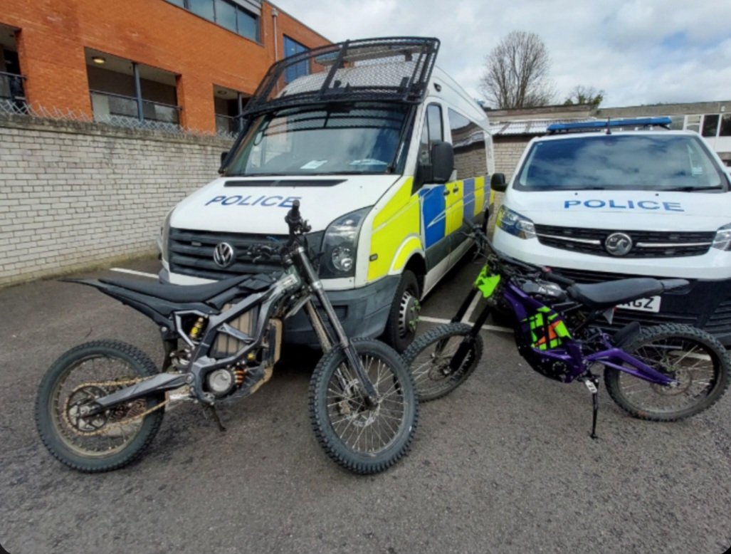 KentPolice7oaks's tweet photo. Following an increase of #EMotorbike use in #Swanley, #NeighbourhoodTaskForce officers responded to sighting in the town. After a #Pursuit & #Footchase, two #EMotorbikes were seized and two local males are being dealt with for various offences. ^JP #DontRiskIt #RoadSaftey https://t.co/zxccAYVl28