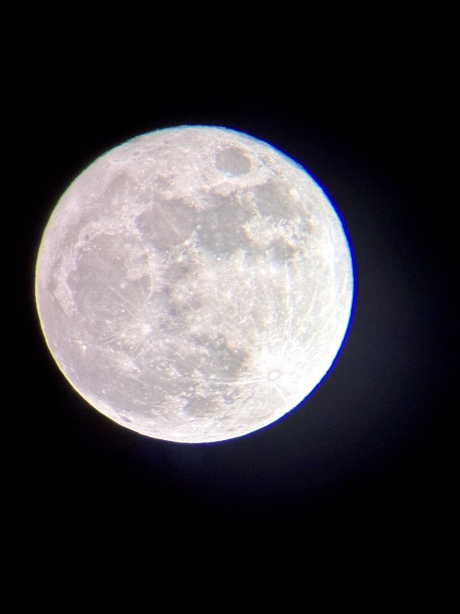 25mmレンズ🔭で観測した今夜の満月ピンクムーン。数秒でレンズの外に見えなくなり…小宇宙を感じた⭐︎