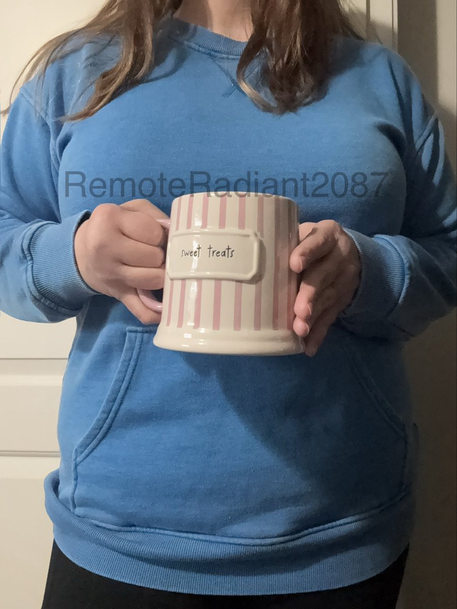 radiant2087's tweet photo. Happy Thursday! Grab a cup with me? ☕️😜 #coffee #sexy #milf https://t.co/zQzZEtwPxV