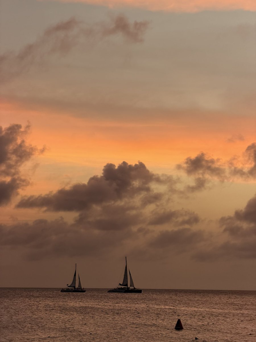 Hcazplays's tweet photo. Unfortunately my vacation here in Aruba is coming to an end!! We had a great time and met some amazing people. So grateful for this opportunity and I hope to come back again!! #aruba #vacation #hcazplays #HcazplaysYT https://t.co/2hd5GgnUpC