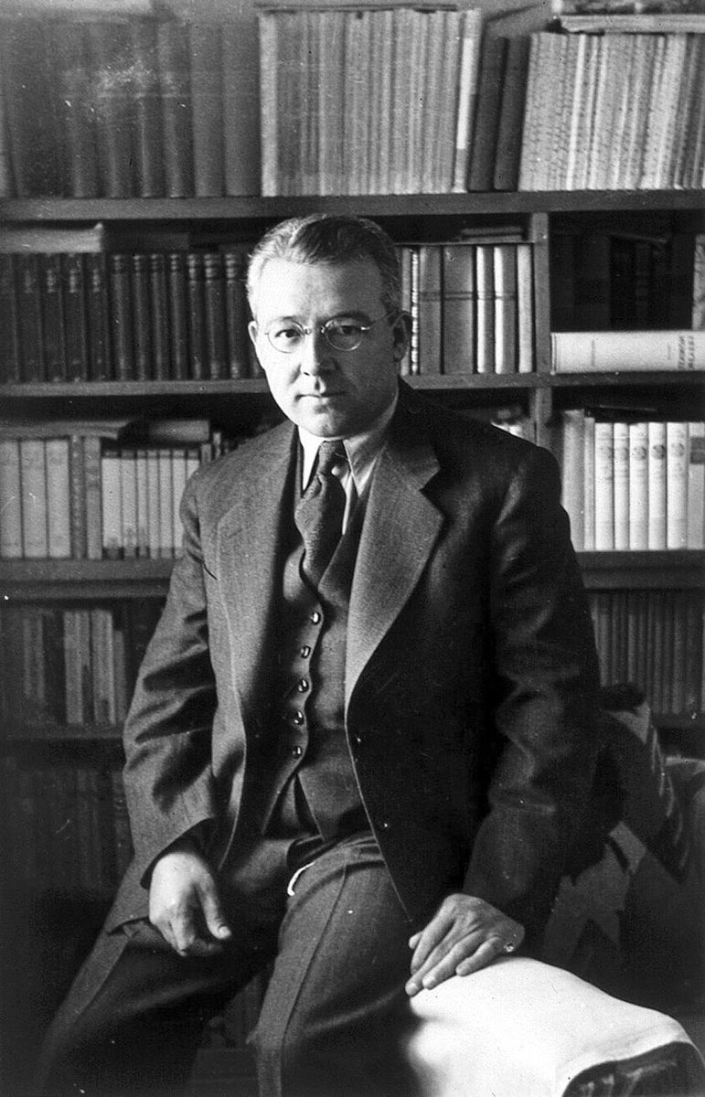 “Öyle günler gördüm ki, aydın gökler kararıp
Bahtım bir bulut gibi üstüme çöker oldu,
Her gözümü yumunca tanıdık yüzler görüp,
Hayaller alev alev beynimi yakar oldu.”

Ölüm yıl dönümünde anısına saygıyla…
#sabahattinali