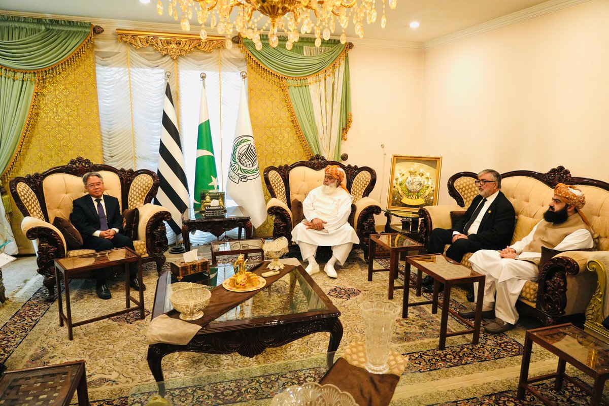 juipakofficial's tweet photo. اسلام آباد:پاکستان میں متعین  چینی سفیر جیانگ زیڈونگ کی وفد سمیت سربراہ جےیوآئی مولانا فضل الرحمان کی رہائش گاہ آمداور ملاقات 

ملاقات میں خطے کی صورتحال ،امن وامان اور دوطرفہ تعلقات پر گفتگو 

امریکہ اور اسرائیل کی ایران سے جنگ پر تفصیلی بات چیت 

امریکہ و اسرائیل  کی ایران پر حملے عالمی  قوانین اور ایران کے قومی خودمختاری کی خلاف ورزی ہیں 

خطے میں امن وامان کے قیام کے لئے کوششوں پر رہنماؤں میں  اتفاق کیا گیا 

دونوں رہنماوں نے خطے کو پرامن رکھنے کے لئے پرامن زرائع استعمال کرنے پر زور دیا

فوری جنگ بندی نہ ہونے کی صورت میں  مشرق وسطیٰ بلکہ یورپ اور پورے دنیا پر معاشی اثرات مرتب ہونگے۔

سی پیک اور امن وامان کے حوالے سے جمعیت علماء اسلام اور برادر ملک چین کی سوچ میں ہم آہنگی سے خطے کو فائدہ ہوگا ۔

پاک چین دوستی ہر قسم کے حالات میں پھلی پھولی ہے۔

ہم باہم مل کر اس خطے کی تقدیر بدل سکتے 
ہیں۔چینی سفیر

جے یو آئی پاک چین تعلقات کو مزید مضبوط اور مستحکم بنانے کی خواہش رکھتی ہے ۔مولانا فضل الرحمان 

جمعیت علماء نے اس حوالے سے پہلے بھی کردار ادا کیا اور آئندہ بھی کرے گی ۔مولانا فضل الرحمان 

چین تمام ہمسایہ ممالک کے ساتھ برادرانہ تعلقات کا فروغ وقت کی ضرورت ہے ۔مولانا فضل الرحمان

مولانا فضل الرحمان کی جانب سے چینی سفیر کے اعزاز میں ظہرانہ
@CathayPak @MoulanaOfficial