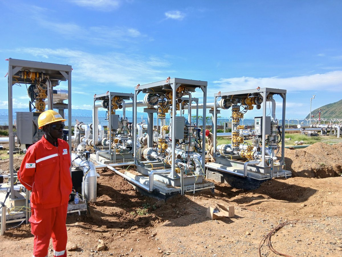 YSsempogo's tweet photo. These are multi-phase flow meters, which monitor the flow rates in individual oil wells.
They are connected to oil wells on one side & a monitoring unit on the other.
They are at the Kingfisher project, one of two projects "producing" soon.
#RoadToFirstOil
#UgOilJourney https://t.co/ZUVcwtMPpF