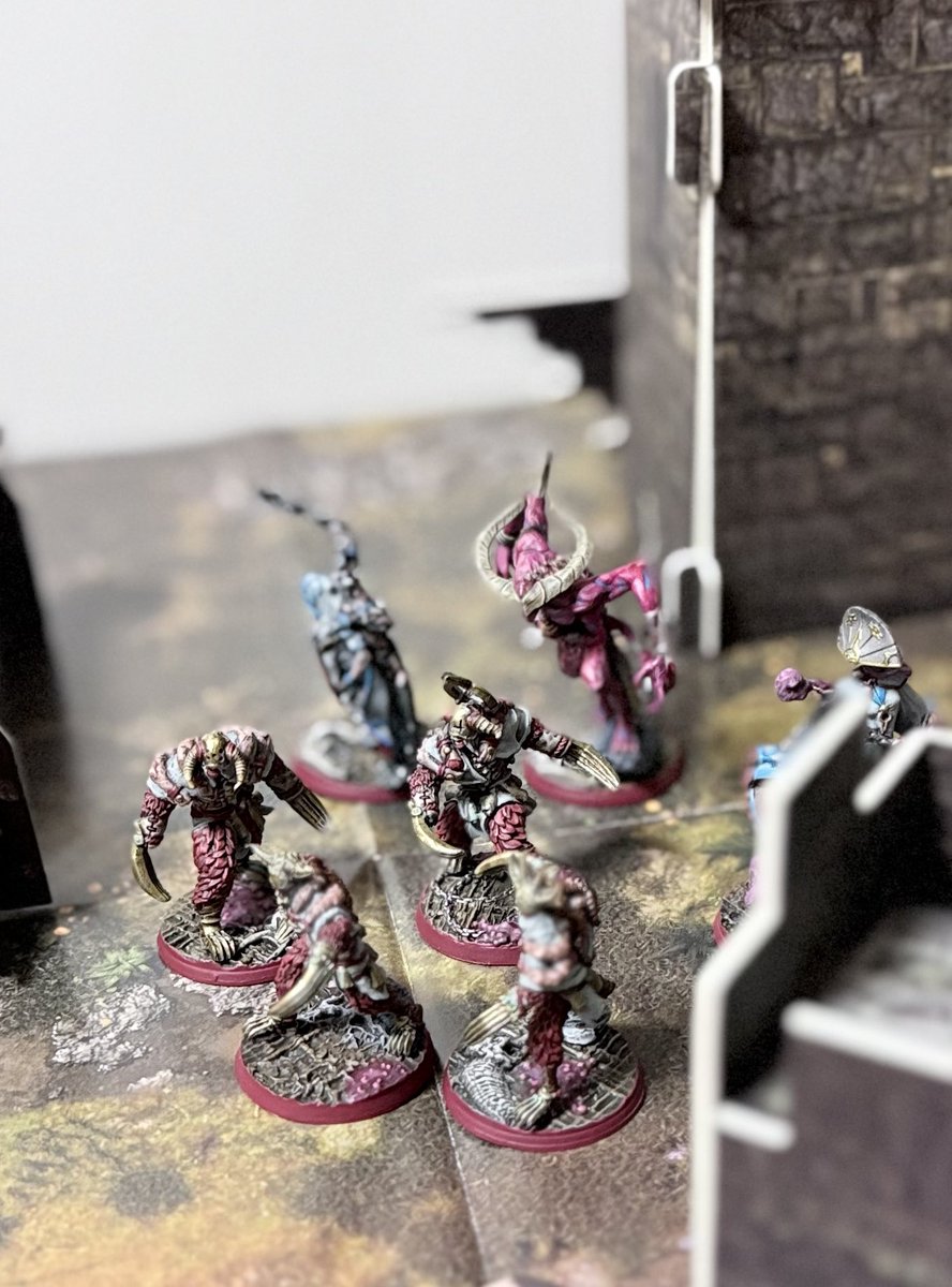 kuchlercaw's tweet image. 公式ベースの塗装もできたので、テレインを組み立ててユニットを配置してみました😊
奥に見える塔のテレインはくっそ組みにくかったです😡
#warcrow