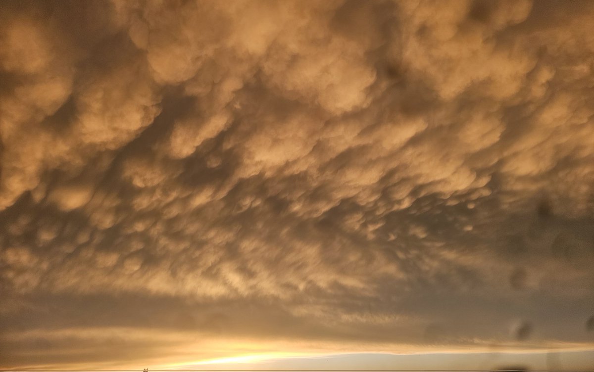 desichawal's tweet photo. Mammatus clouds are visible over Karachi.
 #Karachi https://t.co/VqbM8OHa9o